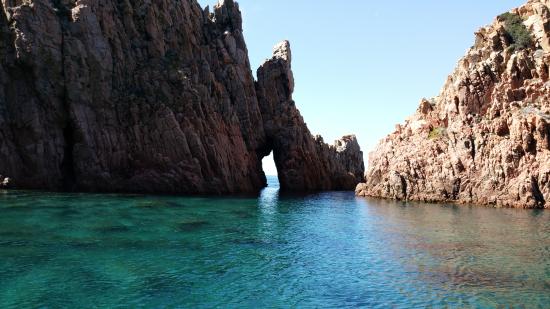 Promenade en bateau : Tour complet du Golfe de Porto, réserve de Scandola, Calanches de Piana et Capo Rosso.