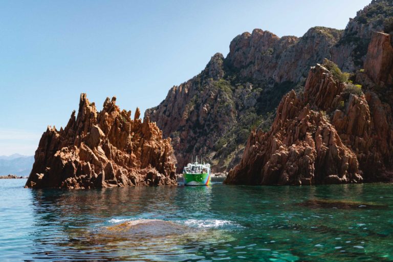 Promenade en bateau : Tour complet du Golfe de Porto, réserve de Scandola, Calanches de Piana et Capo Rosso.