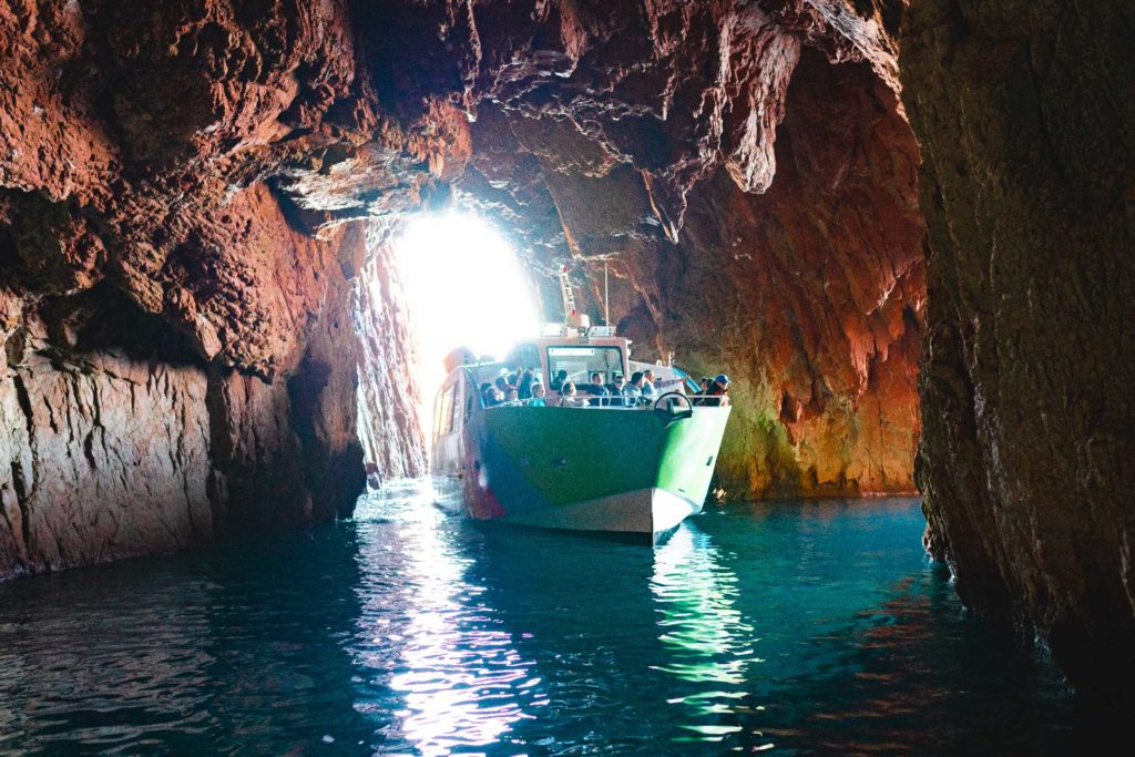 Promenade en bateau : Tour complet du Golfe de Porto, réserve de Scandola, Calanches de Piana et Capo Rosso.