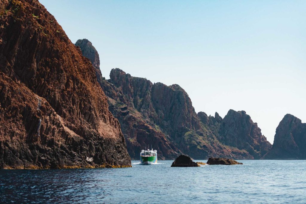 Promenade en bateau : Tour complet du Golfe de Porto, réserve de Scandola, Calanches de Piana et Capo Rosso.