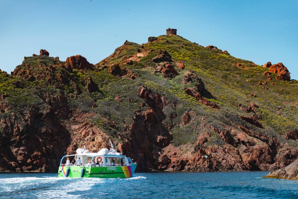 Promenade en bateau : Tour complet du Golfe de Porto, réserve de Scandola, Calanches de Piana et Capo Rosso.