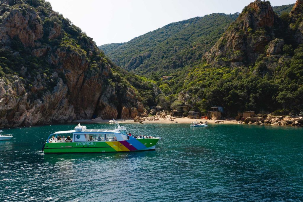 Promenade en bateau : Tour complet du Golfe de Porto, réserve de Scandola, Calanches de Piana et Capo Rosso.