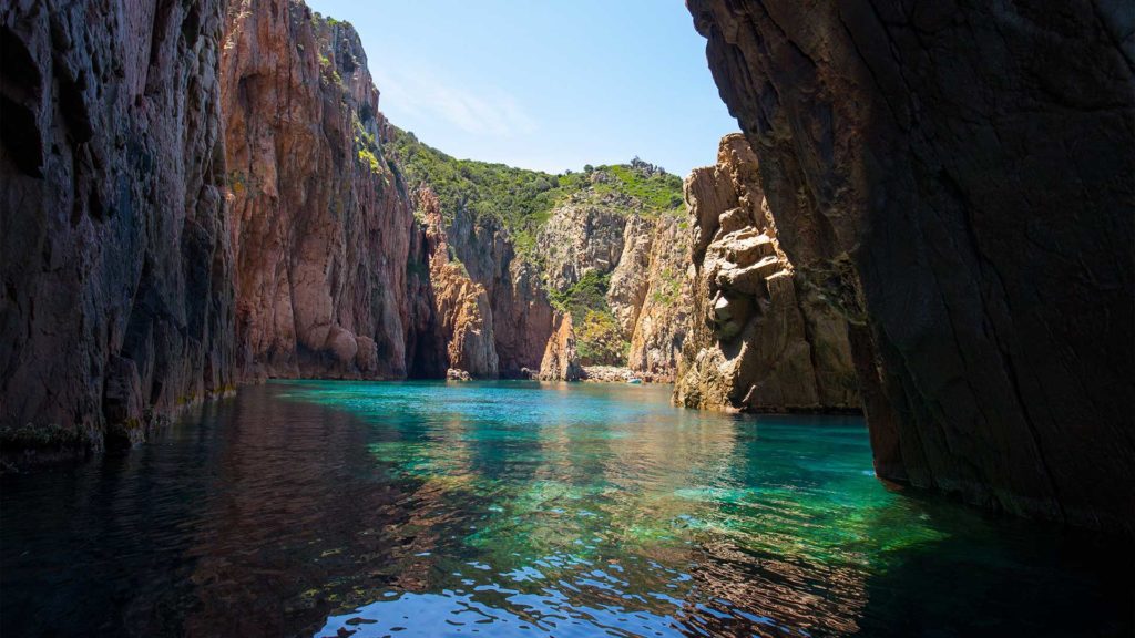 Promenade en bateau : Tour complet du Golfe de Porto, réserve de Scandola, Calanches de Piana et Capo Rosso.