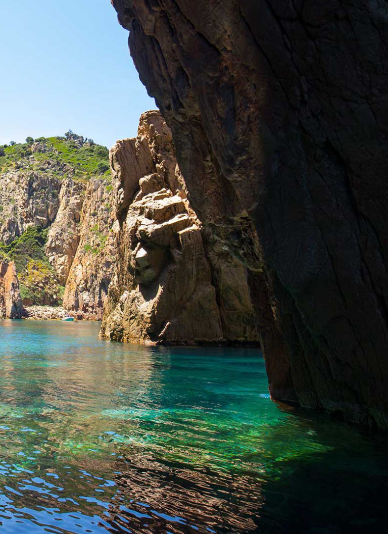 Promenade en bateau : Tour complet du Golfe de Porto, réserve de Scandola, Calanches de Piana et Capo Rosso.