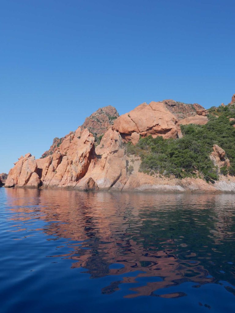Promenade en bateau : Tour complet du Golfe de Porto, réserve de Scandola, Calanches de Piana et Capo Rosso.