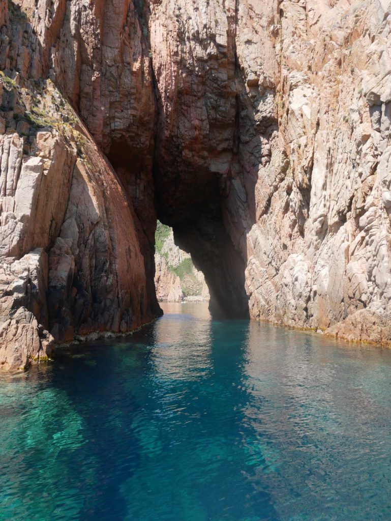 Promenade en bateau : Tour complet du Golfe de Porto, réserve de Scandola, Calanches de Piana et Capo Rosso.