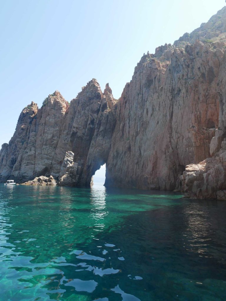 Promenade en bateau : Tour complet du Golfe de Porto, réserve de Scandola, Calanches de Piana et Capo Rosso.