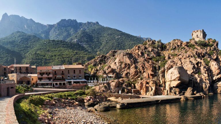 Promenade en bateau : Tour complet du Golfe de Porto, réserve de Scandola, Calanches de Piana et Capo Rosso.