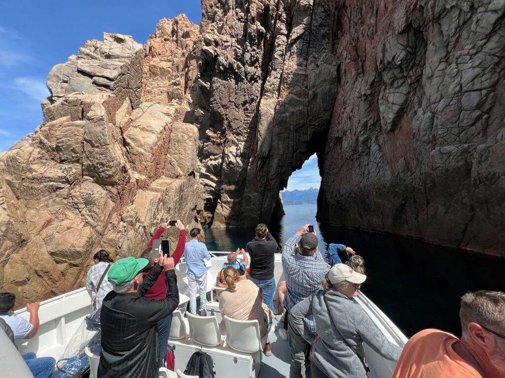Promenade en bateau : Tour complet du Golfe de Porto, réserve de Scandola, Calanches de Piana et Capo Rosso.