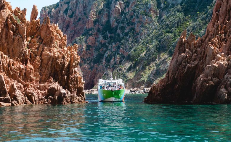 Promenade en bateau : Tour complet du Golfe de Porto, réserve de Scandola, Calanches de Piana et Capo Rosso.