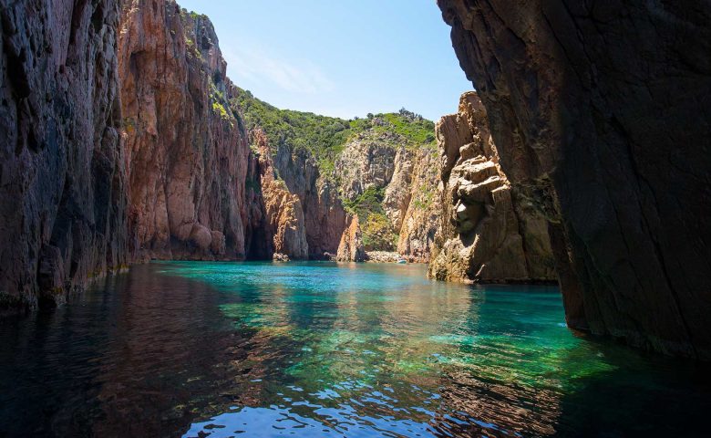 Promenade en bateau : Tour complet du Golfe de Porto, réserve de Scandola, Calanches de Piana et Capo Rosso.