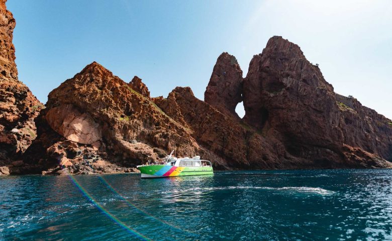 Promenade en bateau : Tour complet du Golfe de Porto, réserve de Scandola, Calanches de Piana et Capo Rosso.
