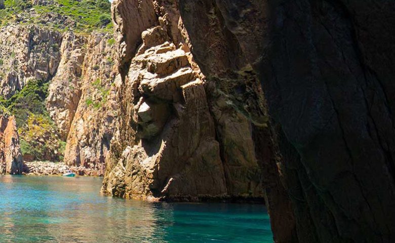 Promenade en bateau : Tour complet du Golfe de Porto, réserve de Scandola, Calanches de Piana et Capo Rosso.