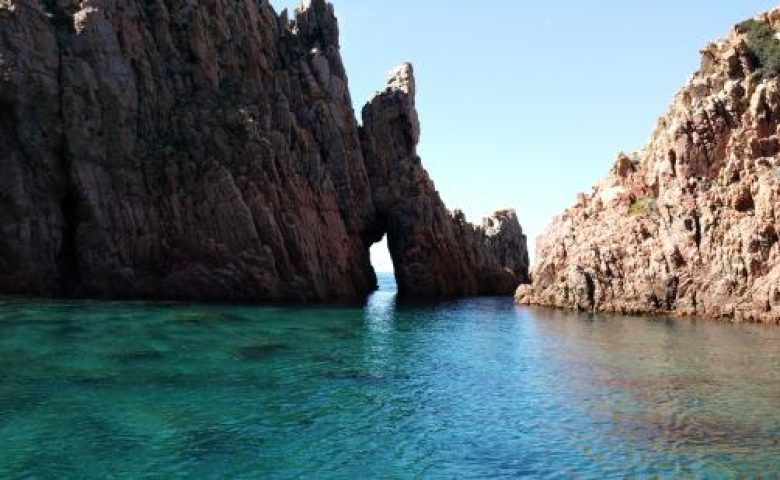 Promenade en bateau : Tour complet du Golfe de Porto, réserve de Scandola, Calanches de Piana et Capo Rosso.