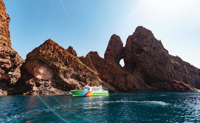 Promenade en bateau : Tour complet du Golfe de Porto, réserve de Scandola, Calanches de Piana et Capo Rosso.